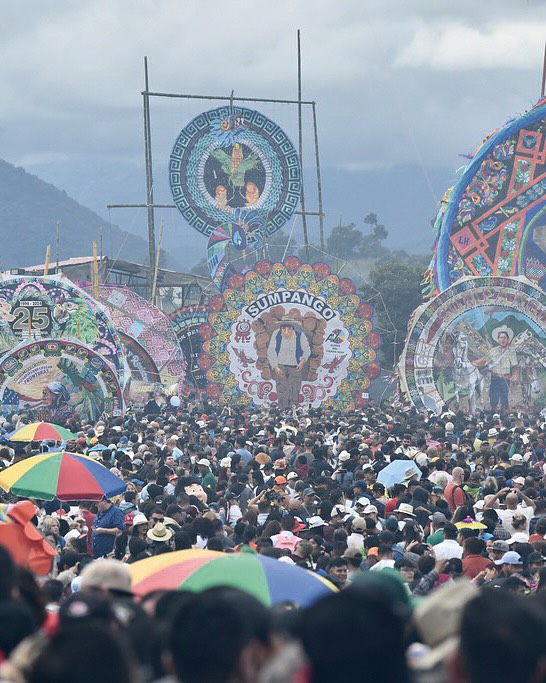 💀 Hoy celebramos el #DíaDeMuertos. Os invitamos a leer en nuestra web el reportaje: ‘América y los difuntos, más allá del Día de Muertos y Halloween’ en el que te contamos todas las tradiciones en América en este día en el que los vivos se acuerdan de los difuntos. Enlace en la bio.