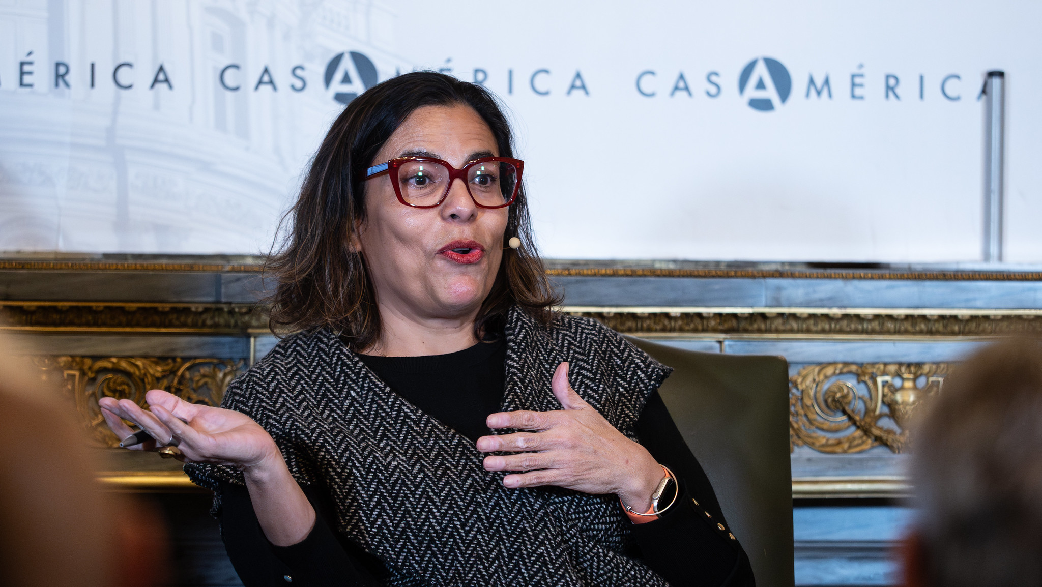 📚 Compartimos algunas imágenes del diálogo ‘Explorar la verdad en los abismos y silencios de la familia’, celebrado en el marco del Festival Eñe.

Una conversación profunda y luminosa sobre memoria, la herencia y la escritura, con el autor salvadoreño Juan José Martínez D’Aubuisson, beneficiario de la III Residencia de Creación Literaria que otorga el Festival Eñe. Un encuentro que conectó historias familiares marcadas por silencios, violencia, desplazamientos y preguntas que atraviesan generaciones, y que muestran cómo la literatura puede abrir nuevas formas de comprendernos.

🗣️ Introdujeron León de la Torre, @SoyMantilla y @kaktusita. 
👥 Con @juan_martinezd, @recisneros y @Cneirab.

🤝 Con AECID, Festival Eñe, Casa de Velázquez y La fábrica.

🔗 Puedes verlo completo aquí: https://www.youtube.com/watch?v=HUD2NCILMeY