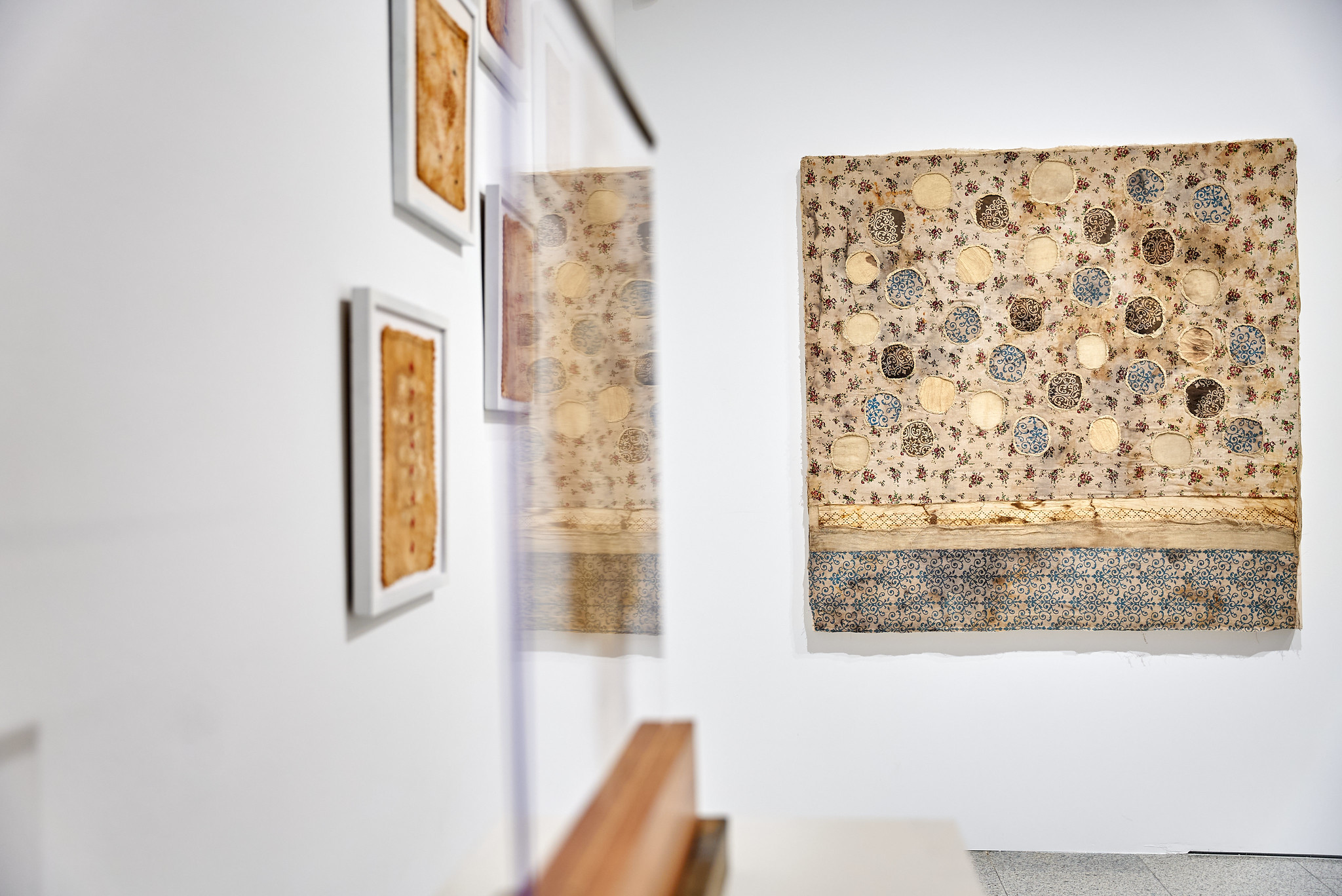 🧵 '𝐃𝐞 𝐥𝐨𝐬 𝐫𝐞𝐭𝐚𝐳𝐨𝐬 𝐦𝐞 𝐜𝐨𝐧𝐬𝐭𝐫𝐮𝐲𝐨', exposición de la artista boliviana Erika Ewel, propone una mirada al textil como espacio de memoria, resistencia y reflexión social. A través de hilos, puntadas y materiales cotidianos, la muestra conecta lo íntimo con lo colectivo y cuestiona las jerarquías históricas asociadas a este medio.

La exposición reúne obras de la serie Trama silenciosa: la delicadeza del textil y trabajos recientes como Paisajes (2024–2025), donde la abstracción y la figuración dialogan con temas como la identidad de género, las condiciones laborales, la conciencia ecológica y la memoria colonial. Un recorrido que invita a mirar más allá de la superficie y a reconocer las tramas invisibles que atraviesan la vida cotidiana.

Comisariada por Marisabel Villagomez Álvarez Plata.
🤝 Coorganizan: @contemporarybolivianartstrust, @redboliviamundo y @fundacionpatino.

📆 Hasta el 14 de febrero de 2026.
⌚ Lunes a viernes de 11.00 a 19.30. Sábados de 11.00 a 15.00. Domingos y festivos, cerrado.
🎟️ Entrada libre hasta completar aforo.
📍 Sala Guayasamín, Galería Casa de América–ABANCA (@somosabanca). Acceso por c/ Marqués del Duero, 2.