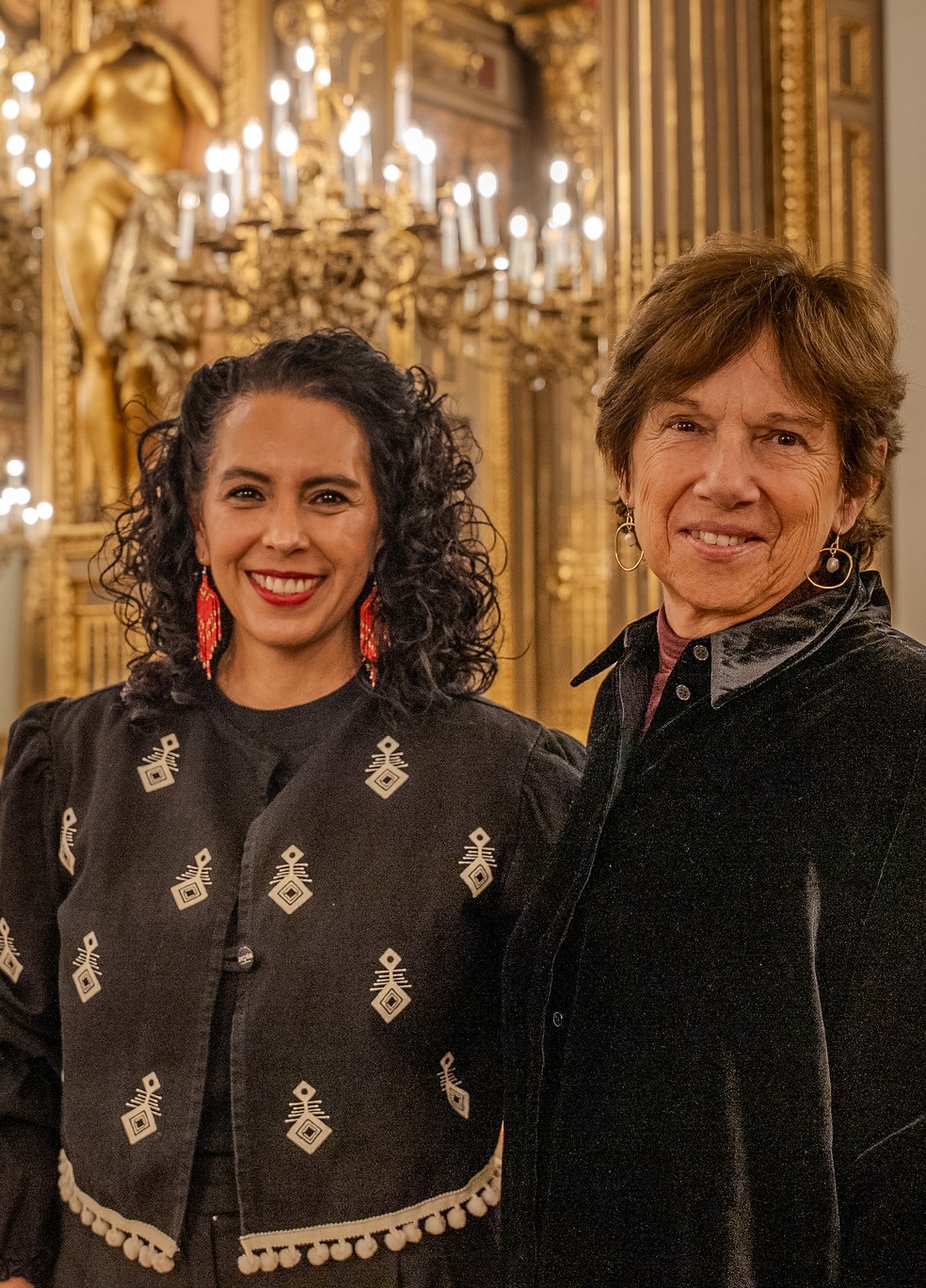 🎥 Puedes ver la jornada ‘Porqués y paraqués de la Literatura Infantil’, comisariada por Paula Acuña Raga (@libroconbotas), formada por dos diálogos celebrados en torno a la creación, edición, mediación y lectura en la infancia.

🗣️ Mesa redonda ‘Crear, publicar y promover la Literatura Infantil hoy’.
👥 Con @alejandrinapinta, @conchapasamar e @irenesquimal.
Moderó: @paulisacuna.

🗣️ Diálogo ‘El reino de la posibilidad: conversaciones sobre infancia y literatura’.
👥 Con @yolanda_reyes_villamizar y @paulisacuna.

Un encuentro que abordó los procesos del libro infantil, la relación entre infancia y lectura y la formación lectora.

📺 Puedes ver el video completo en nuestro canal de YouTube, enlace en la biografía.
🔗 Más información en nuestra web, enlace en la biografía.

#LiteraturaInfantil #InfanciaYLectura #MediaciónLectora #Libros #Iberoamérica #CulturaEnEspañol
