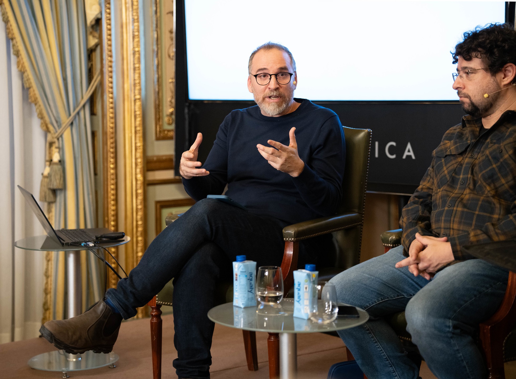 📚 Formas de narrar el exilio.

En el marco de la exposición El cuerpo errante. Exilio español 1939-1975, ya puedes ver este conversatorio que reflexiona sobre cómo representar el exilio desde distintas disciplinas —arte contemporáneo, literatura y dramaturgia— y sobre el papel del arte y la palabra en la reconstrucción de memorias silenciadas, las trayectorias del exilio y su función como memoria social.

👥 Con Moisés Morera, Amanda de la Garza, Germán Labrador, Fernando Sánchez Cabezudo, Jorge Moreno y Julián López.

📺 Puedes ver el video completo en nuestro canal de YouTube, enlace en la biografía.