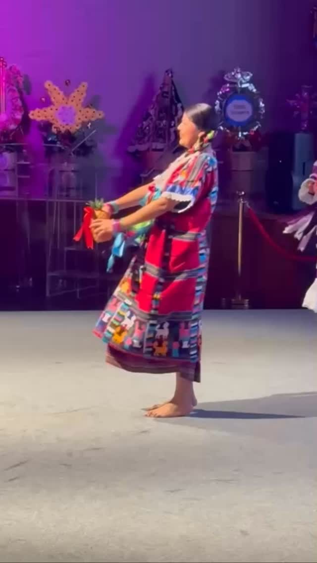 🎶 🇲🇽 La semana pasada, Casa de América fue escenario de ‘La Guelaguetza de Oaxaca’ en el marco de la Feria Internacional de Turismo de Madrid #FITUR2026, con México como País Socio.

Una muestra representativa de esta festividad tradicional reunió a 72 artistas en escena y a delegaciones como la Banda de Música de la Heroica Ciudad de Tlaxiaco, Huajuapan de León, San Pedro Pochutla, Juchitán de Zaragoza, San Juan Bautista Tuxtepec, Chinas Oaxaqueñas, Marmoteros, Danza de la Pluma y Los Diablos de Juxtlahuaca.

👥 Con León de la Torre y Mariel López Villatoro.
🤝 Con @fiturmadrid, @gob.oax, @secturoaxaca, @embamexesp e @imexesp.

#Guelaguetza #Oaxaca #México #CasaDeAmérica