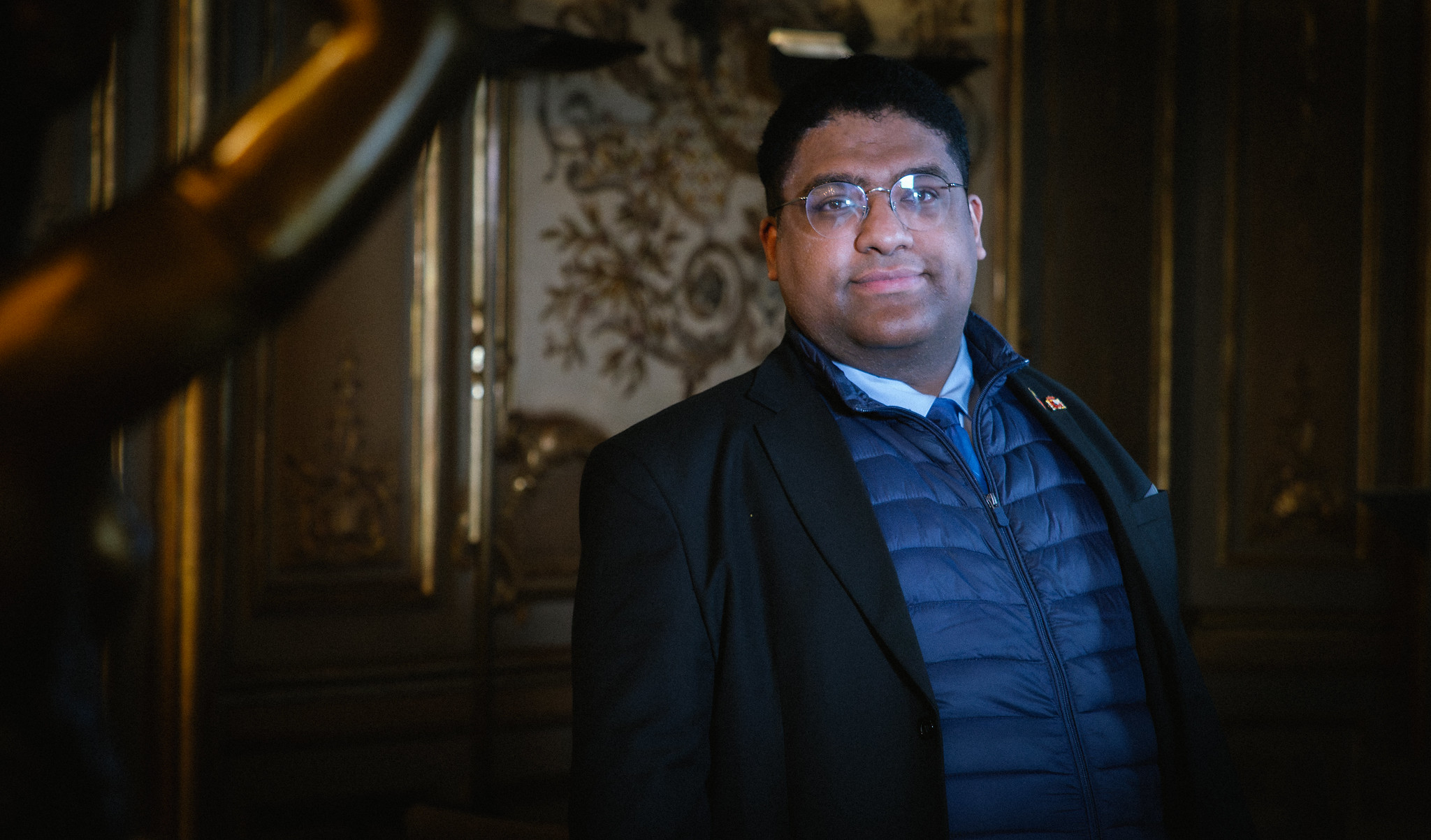 📚 🇻🇪 Ya puedes ver en nuestro canal de YouTube ‘El gran problema es que no sabemos quiénes hemos sido’.

En su visita a Casa de América, el historiador venezolano César Pérez Guevara reflexiona sobre la necesidad de revisar críticamente la enseñanza de la historia en el mundo hispano. A su juicio, muchos de los conflictos actuales entre España y América Latina parten de una comprensión fragmentada e ideologizada del pasado común.

Durante la entrevista defiende una lectura más compleja de los procesos independentistas, propone entenderlos como una guerra civil dentro del mundo hispano y reivindica el conocimiento histórico como herramienta para reconstruir puentes culturales entre ambas orillas del Atlántico.

👥 Con César Pérez Guevara.
📺 Video completo, enlace en la biografía.