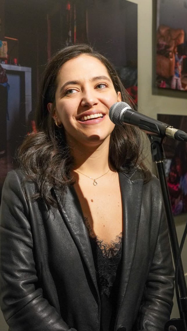 📷 La ausencia también construye. También transforma.

Ayer se inauguró ‘Todo empieza con ausencia’, de Marian Carrasquero, una exposición que recorre el continente americano a través de historias de resiliencia, migración e infancia, donde la imagen se convierte en espacio de memoria y reconstrucción.

Fotografías que detienen el tiempo para mirar lo que suele quedar fuera de foco: la pérdida, la espera, la capacidad de reinventarse.

La muestra abre la programación con motivo del 250 aniversario del nacimiento de Estados Unidos, proponiendo una reflexión sobre las realidades compartidas del continente.

👥 Con @moisesmorera y @mariancaa.
🖼️ Comisariada por @sergioantoranzlopez.
🤝 Con @ibfranklinuah.

📅 Hasta el 30 de mayo.
⌚ Lunes a viernes de 11:00 a 19:30. Sábados de 11:00 a 15:00.
🎟️ Entrada libre.

🔗 Más info en nuestra web (enlace en bio)

#Exposición #Fotografía #AméricaLatina #ArteContemporáneo #CasaDeAmérica