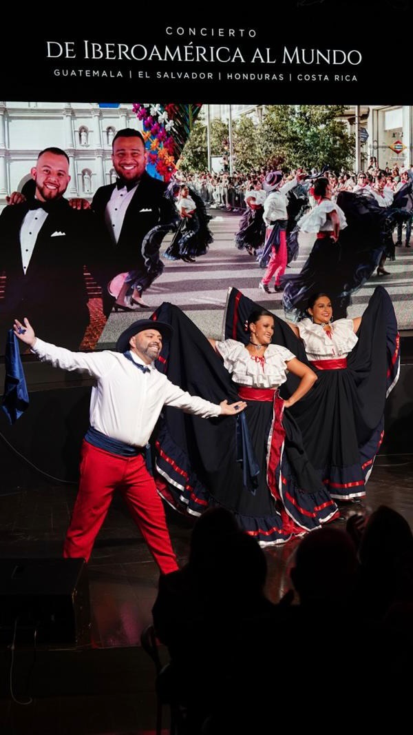 🎶 Centroamérica compartió escenario entre música, canto y danza.

El concierto ‘De Iberoamérica al mundo’ reunió a @opus503 —José Guerrero, Mauro Iglesias y EEsaú Osorio— y al Ballet Folclórico de Costa Rica Kalíuk para celebrar las Fiestas Nacionales de Guatemala, El Salvador, Honduras y Costa Rica, en conmemoración de la independencia centroamericana de 1821.

👥 Bienvenida: León de la Torre. Con Susana Sumelzo, @segibdigital y representantes de las cuatro embajadas.

🤝 Con las Embajadas de Guatemala (@embajadaguatemala.es), El Salvador, Honduras (@embajadahondurasespana) y Costa Rica (@embajadacostaricaesp) en España.

#CasaDeAmérica #Centroamérica #OPUS503 #Música #Danza