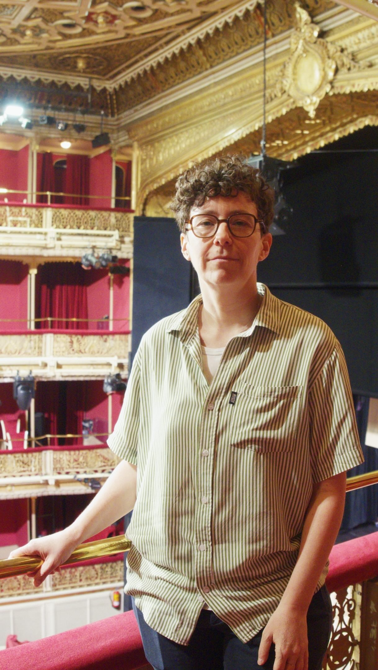 🎭 Una invitación al teatro de la mano de Manuela Infante (@manuelainfanteg).

La dramaturga y directora nos invita a ver ‘Los huesos’ en el Teatro María Guerrero, del Centro Dramático Nacional.

▶️ Pronto podréis conocer más sobre su trabajo en la entrevista que publicaremos en nuestro canal de YouTube.