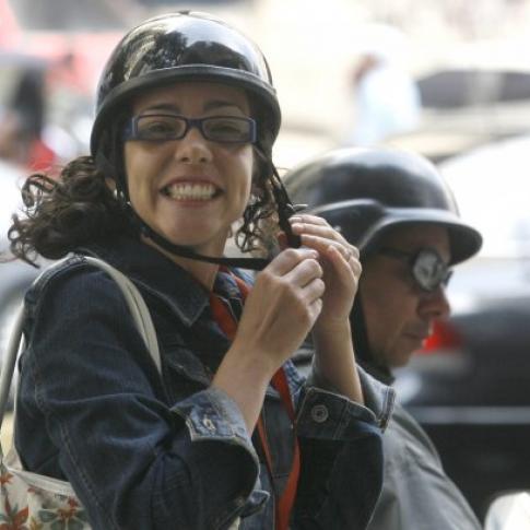 Mirelis Morales en moto, por Pablo Pérez Zambrano