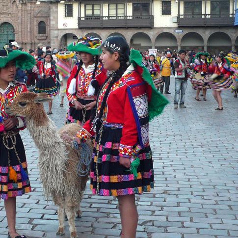 Grupo de niñas desfilando en Cuzco