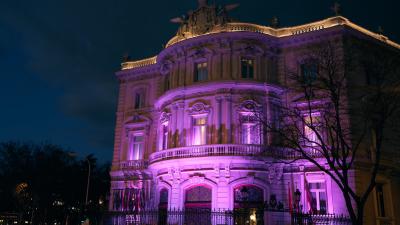 Fachada iluminada de morado / Casa de América