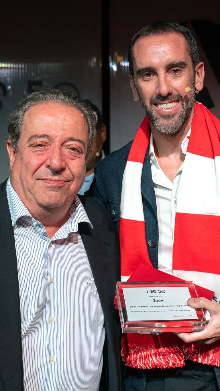 ⚽️ 𝐈𝐛𝐞𝐫𝐨𝐚𝐦𝐞́𝐫𝐢𝐜𝐚 𝐲 𝐞𝐥 𝐀𝐭𝐥𝐞𝐭𝐢 rindió homenaje a la relación histórica entre el Atlético de Madrid y la comunidad iberoamericana, destacando más de un siglo de vínculos culturales y deportivos que han unido a ambos lados del Atlántico.

👥 Participaron @diegogodin, Donato Gama y Rubén Cano, con la bienvenida de León de la Torre, José Luis Acha y @martinez_almeida_, y la conducción del periodista Juan Pedro Valentín.

Un encuentro que recordó, en el marco del Día de la Hispanidad, cómo el fútbol puede ser también un espacio de identidad, memoria y conexión entre continentes.

🤝 Con @los50atleti.
