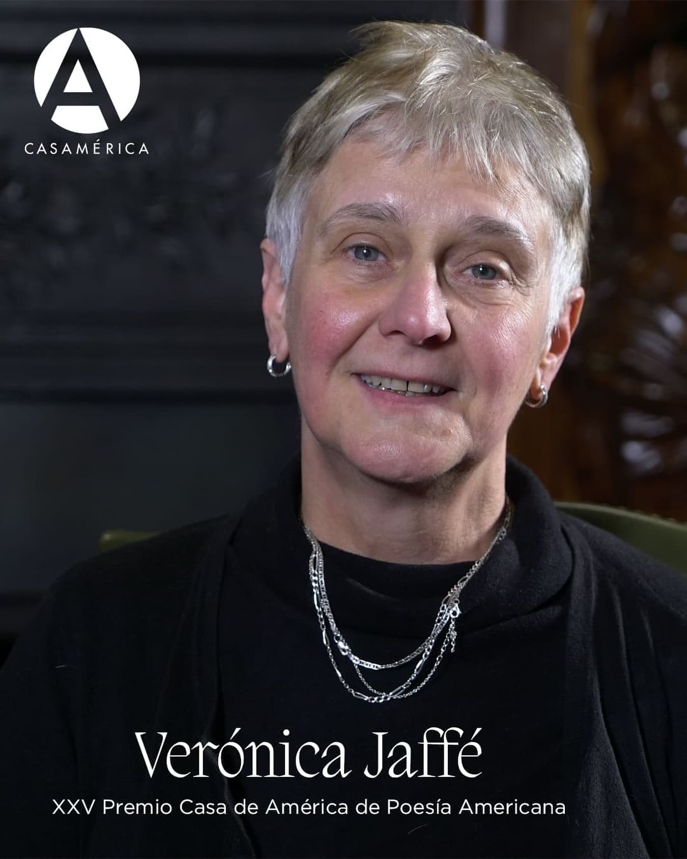 🪶 🇻🇪 Felicidades a la poeta venezolana 𝐕𝐞𝐫𝐨́𝐧𝐢𝐜𝐚 𝐉𝐚𝐟𝐟𝐞́ 𝐂𝐚𝐫𝐛𝐨𝐧𝐞𝐥𝐥 (@veronica.jaffe.poesia) ganadora del XXV Premio Casa de América de Poesía Americana por su obra 𝑳𝒐 𝒂𝒏𝒊𝒎𝒂𝒍 𝒔𝒊 𝒑𝒐𝒆𝒎𝒂, un libro “de gran potencia intelectual y complejo fondo filosófico”, según el jurado. 

“El libro ofrece un entramado de citas que viene a ser un juego de espejos, mediante el cual los poemas establecen una intensa conversación con algunos grandes autores contemporáneos”, señala el fallo del jurado.

Compartimos uno de los poemas de la obra ganadora:

𝑇𝑢𝑠 𝑡𝑖𝑒𝑚𝑝𝑜𝑠 𝑦 𝑙𝑜𝑠 𝑑𝑒 𝑜𝑡𝑟𝑜𝑠 - 𝑎𝑛𝑖𝑚𝑎𝑙𝑖𝑡𝑎 - 𝑛𝑜 𝑐𝑜𝑖𝑛𝑐𝑖𝑑𝑒𝑛 
𝐴𝑝𝑟𝑒𝑛𝑑𝑒 𝑎 𝑛𝑎𝑑𝑎𝑟 𝑒𝑛 𝑙𝑜 𝑖𝑛𝑚𝑒𝑛𝑠𝑜, 𝑚𝑖́𝑛𝑖𝑚𝑎 𝑑𝑒𝑗𝑎𝑟𝑡𝑒 𝑦 𝑠𝑜𝑠𝑡𝑒𝑛𝑖𝑑𝑎, 
𝑞𝑢𝑒 𝑡𝑒 𝑣𝑒𝑎𝑛 𝑒𝑙 𝑔𝑟𝑎𝑛𝑑𝑒 𝑚𝑎𝑟, 𝑠𝑢𝑠 𝑔𝑖𝑔𝑎𝑛𝑡𝑒𝑠 𝑓𝑙𝑜𝑡𝑎𝑛𝑑𝑜: 
𝑑𝑒𝑙𝑓𝑖́𝑛 𝑠𝑒𝑎 𝑐𝑜𝑛𝑡𝑖𝑔𝑜.

Más información en el link de la bio.

#poesía