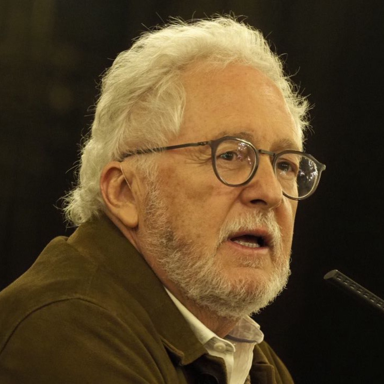 📚🇨🇴 Está tarde estamos disfrutando de la primera de las dos sesiones del Club de Lectura con 𝐇𝐞́𝐜𝐭𝐨𝐫 𝐀𝐛𝐚𝐝 𝐅𝐚𝐜𝐢𝐨𝐥𝐢𝐧𝐜𝐞 @hectorabadf sobre su último libro 𝑨𝒉𝒐𝒓𝒂 𝒚 𝒆𝒏 𝒍𝒂 𝒉𝒐𝒓𝒂 una crónica intensa sobre su viaje a Ucrania. Nos ha contado cómo se gestó esta crónica y cómo vivió el atentado a la pizzería de Kramatorsk. El próximo 10 de diciembre a las 19h tendremos la segunda sesión.

👥  Introdujo León de la Torre.