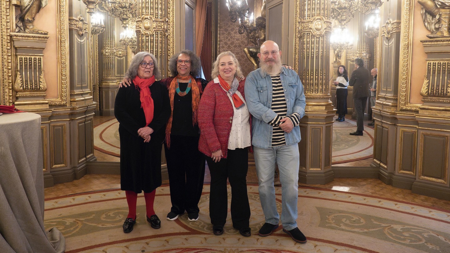 Esta mañana, el equipo de la Casa de América nos hemos reunido para rendir homenaje a cinco compañeros que se jubilan este año.

Gracias, Anna María, Javier, Mónica, Nieves y Teresa, por vuestra dedicación, profesionalidad y, sobre todo, por la calidad humana con la que habéis dejado huella en esta institución.

Os lleváis el cariño y la admiración de todos.