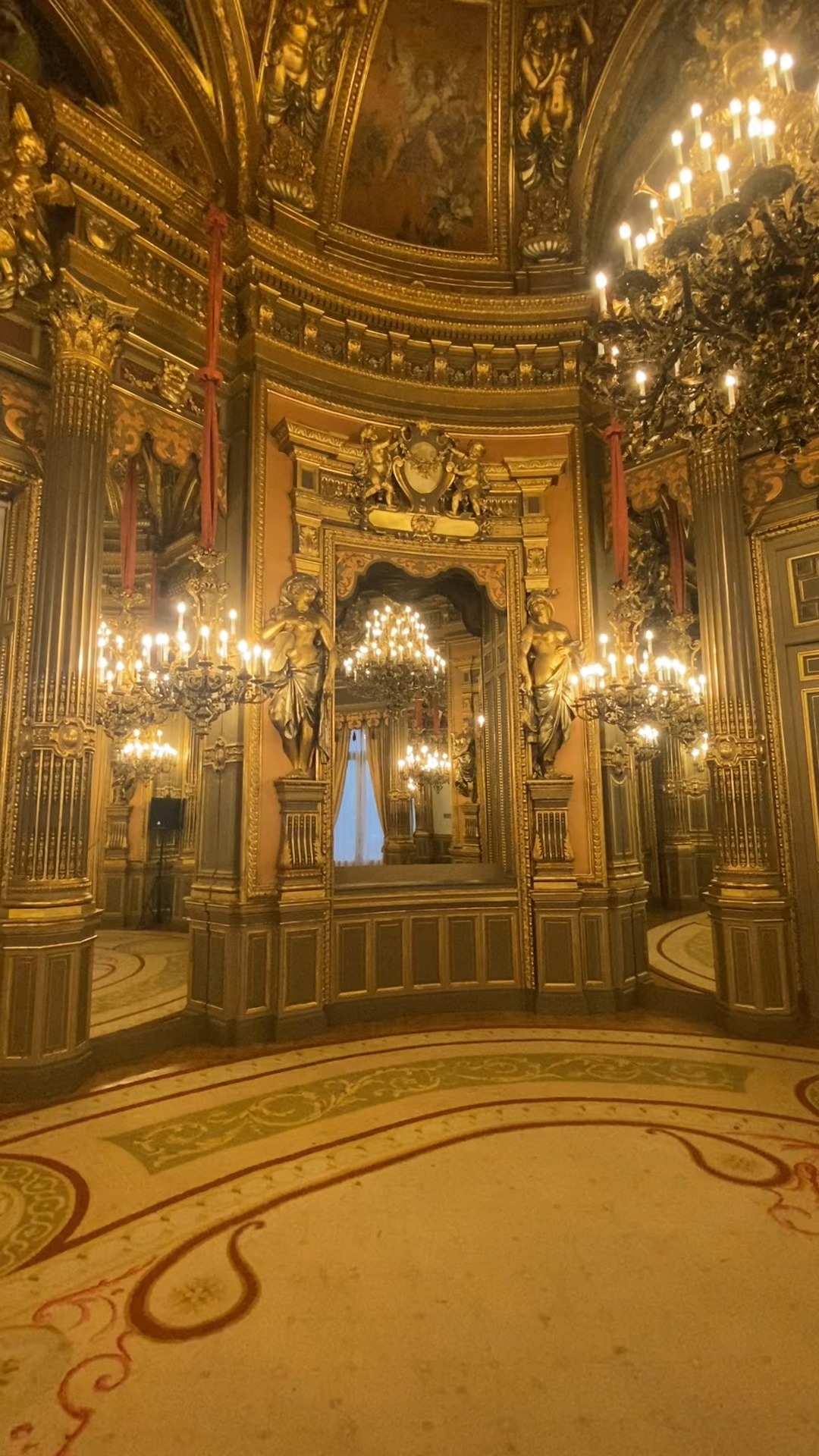 🎼 Hoy entramos en el Salón Embajadores… y descubrimos su cuarto oculto.
Espejos, frescos, Cupido y música que bajaba desde lo alto: esta joya del Palacio de Linares fue pensada para el arte y el encanto.

🔔 Te esperamos para recorrer juntos el palacio en nuestras visitas guiadas.