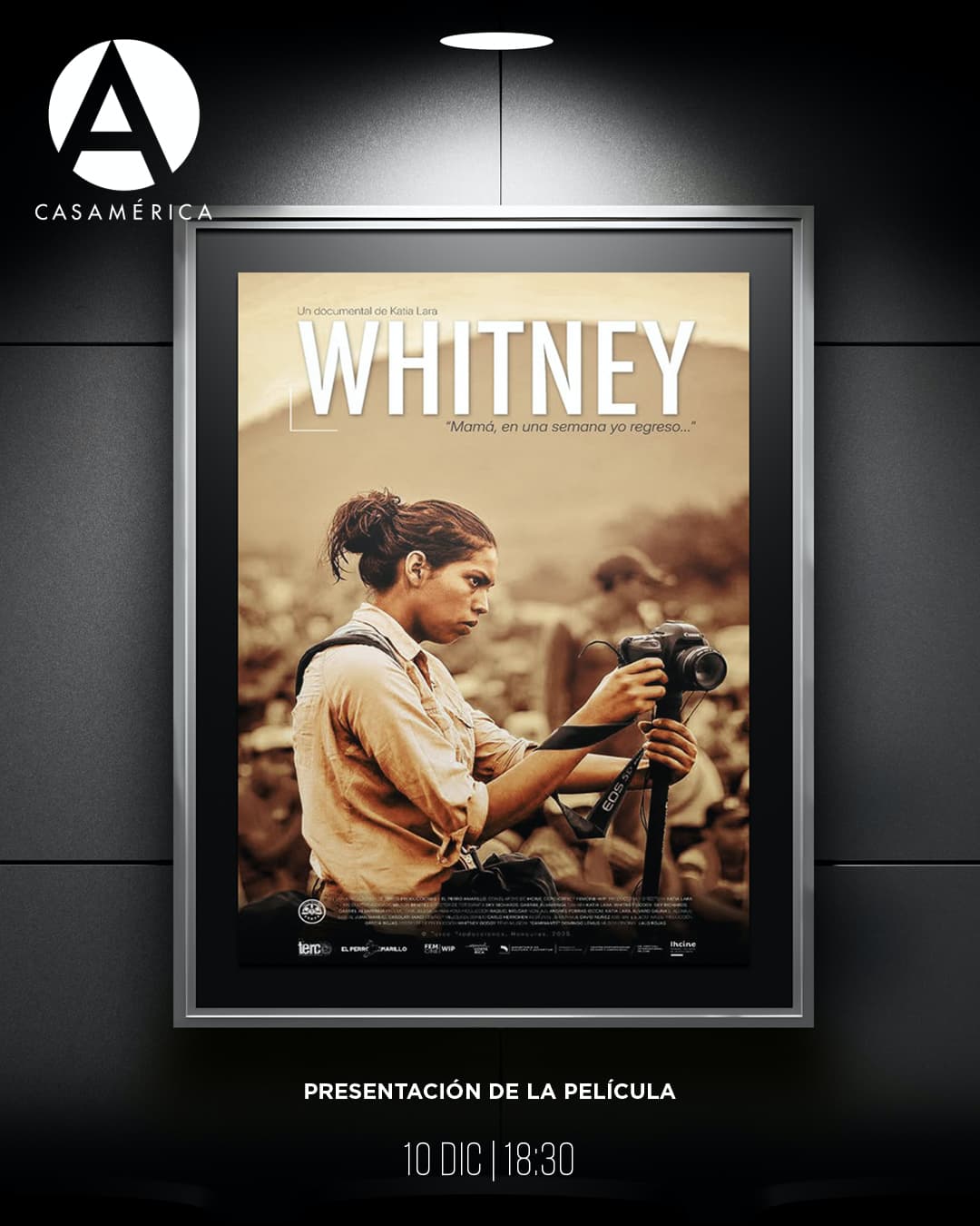 🎬 Proyección de ‘Whitney’, documental escrito y dirigido por Katia Lara, sobre la cobertura desde dentro de la Primera Caravana de Migrantes de 2018, a través de la mirada de la joven periodista Whitney Godoy.

El documental tuvo su estreno mundial en el Festival Internacional de Cine Documental DocsMX (México) y constituye un testimonio directo del viaje, la esperanza y las causas estructurales de la migración hondureña.

👥 Con Marlon Brevé, Whitney Godoy.
🎥 Presentación en vídeo de Katia Lara.

📅 Miércoles 10 de diciembre.
⌚ 18:30.
📍 Sala Iberia.
🎟️ Entrada libre hasta completar aforo.

🤝 Con @embajadahondurasespana.
🔗 Más información en nuestro perfil.

#Whitney #Documental #CineIberoamericano #Migración #Honduras #CasaDeAmérica