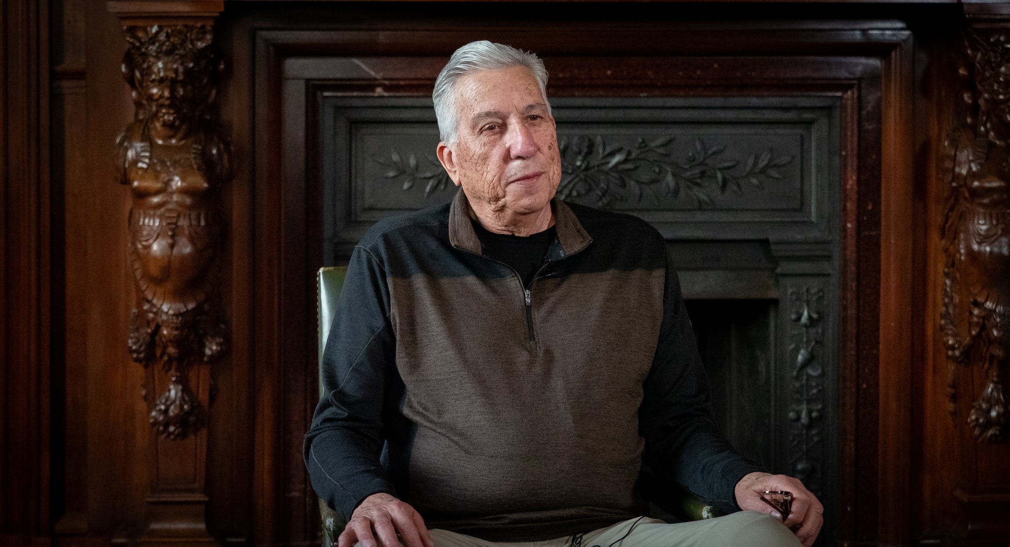 🎥🇺🇸 Gabriel Meléndez reivindica el legado cultural hispano en Nuevo México.

En esta entrevista, el profesor Gabriel Meléndez reflexiona sobre la compleja identidad histórica y cultural de Nuevo México, marcada por la superposición de herencias indígenas, españolas, mexicanas y estadounidenses. Desde su experiencia personal y académica, aborda la vigencia del legado hispano en las comunidades rurales, la singularidad del español vernáculo del territorio, los procesos de borrado histórico vinculados a la leyenda negra y la importancia de recuperar otras miradas para comprender la profundidad de la presencia hispana en Estados Unidos.

👥 Con Gabriel Meléndez.
📺 Puedes ver el video completo en nuestro canal de YouTube, enlace en la biografía.