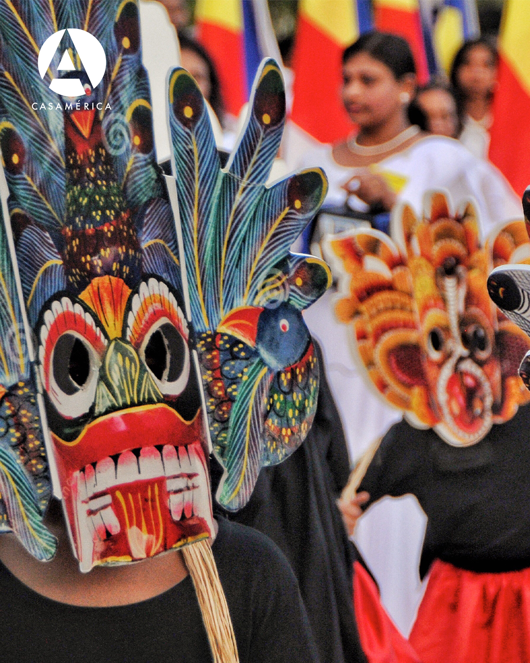 🎭 Febrero trae consigo una de las celebraciones más extendidas y significativas del calendario cultural: el carnaval. Del 12 al 18 de febrero en España, y en distintas fechas a lo largo de América Latina, esta festividad transforma el espacio público en un escenario donde la música, la danza y los disfraces permiten explorar identidades, tradiciones y memorias colectivas.

Más allá de su dimensión festiva, las máscaras y vestimentas carnavalescas forman parte de un lenguaje cultural que atraviesa siglos de historia. Desde las celebraciones de la antigüedad clásica hasta su uso como herramienta de resistencia durante la época colonial, estas expresiones han permitido preservar creencias, mitos y formas de representación social en distintos territorios.

📖 En nuestra web puedes conocer el origen, la evolución y el simbolismo de las máscaras en los carnavales de América.

🔗 Enlace en la biografía.

#CasaDeAmérica #Carnaval #CulturaIberoamericana #Tradición #Historia #AméricaLatina