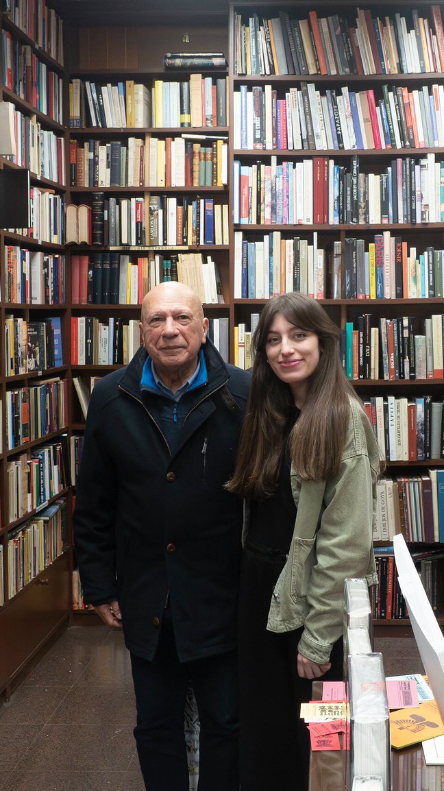 📚 Visitamos la librería Dedalus (@libreriadedalus), un rincón imprescindible para los amantes de las humanidades y la literatura hispanoamericana en Madrid. Fundada en Buenos Aires en 1971 y presente en Madrid desde 1983, este espacio reúne libros, historia y conversación entre estanterías. ￼

Muy pronto compartiremos el video completo para conocer su historia.