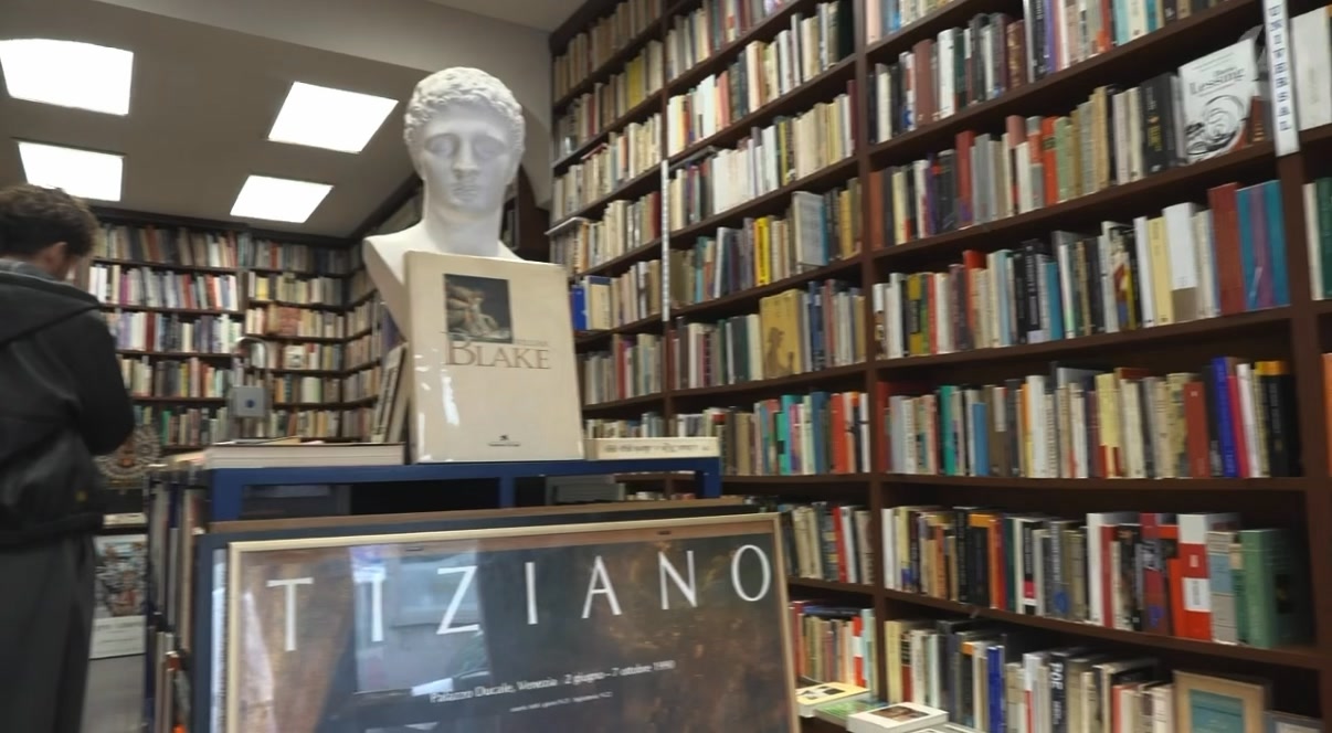 🎥 Puedes ver ‘El librero y el editor como lectores: Librería Dedalus’, una conversación con Gustavo Peña, fundador de la librería, y Micaela, actual encargada, en torno a la transmisión del gusto por la lectura y el valor de los libros a lo largo del tiempo.

En este video, comparten recomendaciones como 'La pasión según G. H.' de Clarice Lispector y 'Cuentos completos' de Virgilio Piñera, además de reflexionar sobre la literatura como herencia y experiencia compartida.

🤝 @libreriadedalus.

📺 Video completo en nuestro canal de YouTube, enlace en la biografía.

#Literatura #Librerías #Madrid #Lectura #Libros #Cultura #CasaDeAmérica