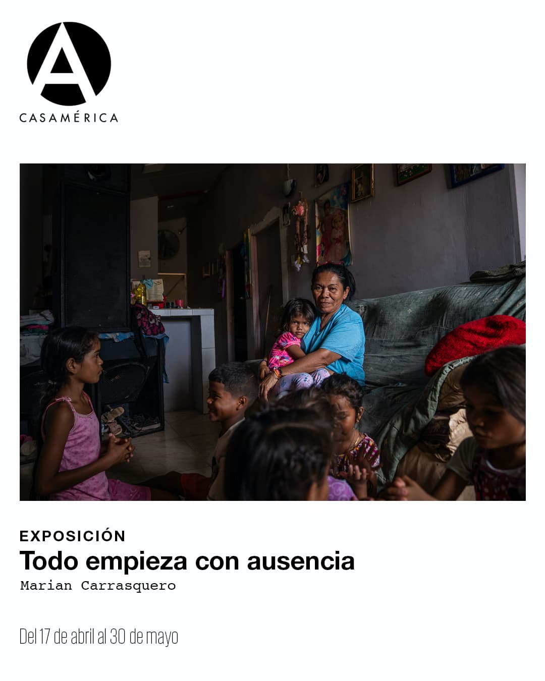 🎞️ '𝐓𝐨𝐝𝐨 𝐞𝐦𝐩𝐢𝐞𝐳𝐚 𝐜𝐨𝐧 𝐚𝐮𝐬𝐞𝐧𝐜𝐢𝐚', exposición de Marian Carrasquero.

La muestra reúne fotografías realizadas entre 2023 y 2025 a lo largo del continente americano, articuladas en torno a la ausencia, la resiliencia y la transformación. A través de historias vinculadas a la infancia, la migración y la experiencia femenina, las imágenes proponen una mirada sobre las formas de resistencia y reconstrucción en contextos de adversidad.

Cada fotografía invita a detenerse, a mirar más allá de lo visible y a reconocer en lo íntimo una dimensión compartida.

Esta exposición se presenta en el marco del 250 aniversario del nacimiento de los Estados Unidos, inaugurando una programación dedicada a reflexionar sobre las realidades del continente americano.

🖼️ Comisariada por Sergio Antoranz.
🤝 Con Instituto Franklin.

📅 Del 17 de abril al 30 de mayo.
⌚ Lunes a viernes de 11:00 a 19:30. Sábados de 11:00 a 15:00.
📍 Jardín García Márquez y Galería del Palacio.
🎟️ Entrada libre hasta completar aforo.

🔗 Más información en nuestra web: https://www.casamerica.es/exposiciones/todo-empieza-con-ausencia

#Exposición #Fotografía #AméricaLatina #ArteContemporáneo #CasaDeAmérica