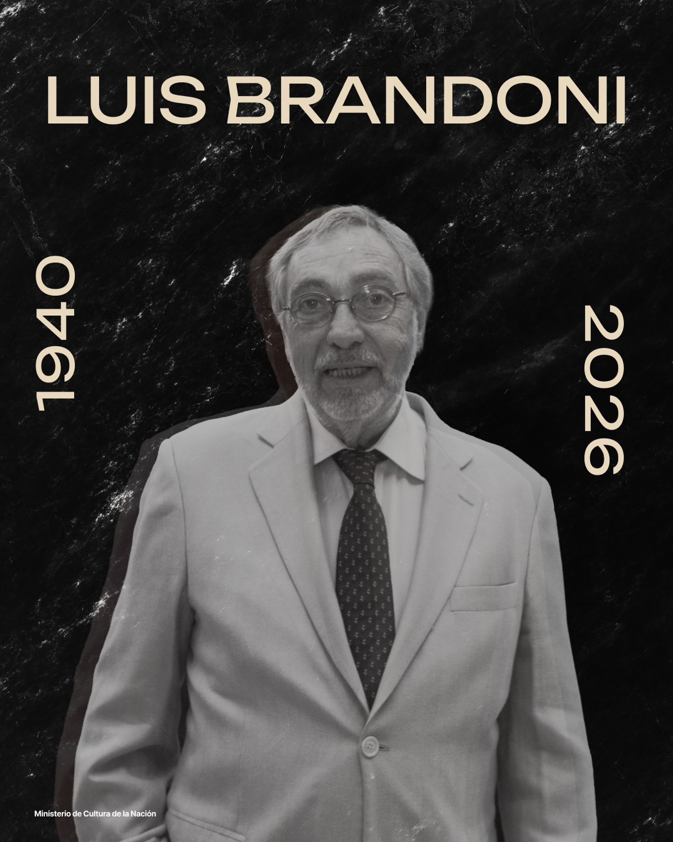 Hay actores que no interpretan un personaje: lo dicen como si ya estuviera escrito en ellos. 𝐋𝐮𝐢𝐬 𝐁𝐫𝐚𝐧𝐝𝐨𝐧𝐢 era uno de ellos.

Figura central del cine, el teatro y la televisión argentina, dejó personajes que siguen vivos en la memoria colectiva, entre la ironía, el humor y una forma muy propia de decir las cosas.

Desde Casa de América, lamentamos su fallecimiento y acompañamos a su familia, colegas y público.