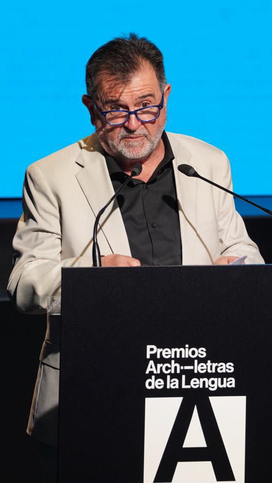 📝 Los Premios Archiletras de la Lengua 2026 reunieron anoche a profesionales, instituciones y proyectos dedicados a la investigación, la enseñanza, la divulgación y la promoción del español.

🏆 Fueron reconocidos el ‘Diccionario de partículas discursivas del español’, el programa ‘Profesorado visitante en Estados Unidos y Canadá’, Fernando A. Navarro, Miguel Sáenz, @drexlerjorge, ‘Cuatro siglos de literatura en Bolivia, Tatiana Alvarado (ed.)’, Fundación Joaquín Díaz, TeresIA, Círculo de Bellas Artes de Madrid y Luis Alberto de Cuenca.

👥 Bienvenida con León de la Torre, @carlos_cuerpo y Arsenio Escolar.

🎶 Con la actuación del dúo Omnia.

🤝 Con @archiletras.