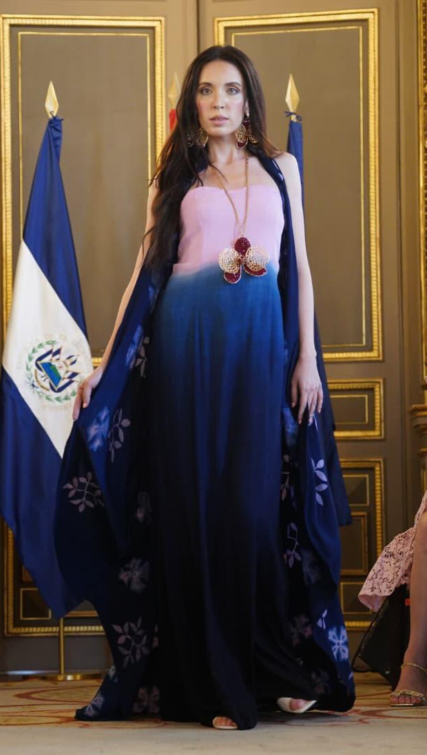 🇸🇻 👗 La semana pasada celebramos El cuerpo nos honra, una pasarela que convirtió la moda en un espacio de memoria, identidad y reconocimiento.

Diseñadores y artesanos salvadoreños presentaron una colección inspirada en los saberes textiles, el añil, la artesanía y las tradiciones culturales de El Salvador.

👥 Con Moisés Morera, Julieta Anabella Machuca Machuca, Nelson Henríquez, Sandra Funes, Brenda Perla, Carmen Elena, Abigail de la Vega, Alexandra Leva, Tatiana Salomé, Liliana Vázquez, Libertad Crespín, Camila Rosales, Liliana Nieto, Karen Rebollo (@karen_rebollo_arte), Kathya Quintanilla y Adriana Olivares.

🎶 Con la participación del tenor salvadoreño Napoleón Domínguez.
🤝 Con la Embajada de El Salvador en España.

#ElCuerpoNosHonra #ModaSalvadoreña #ElSalvador #ModaÉtica #Artesanía