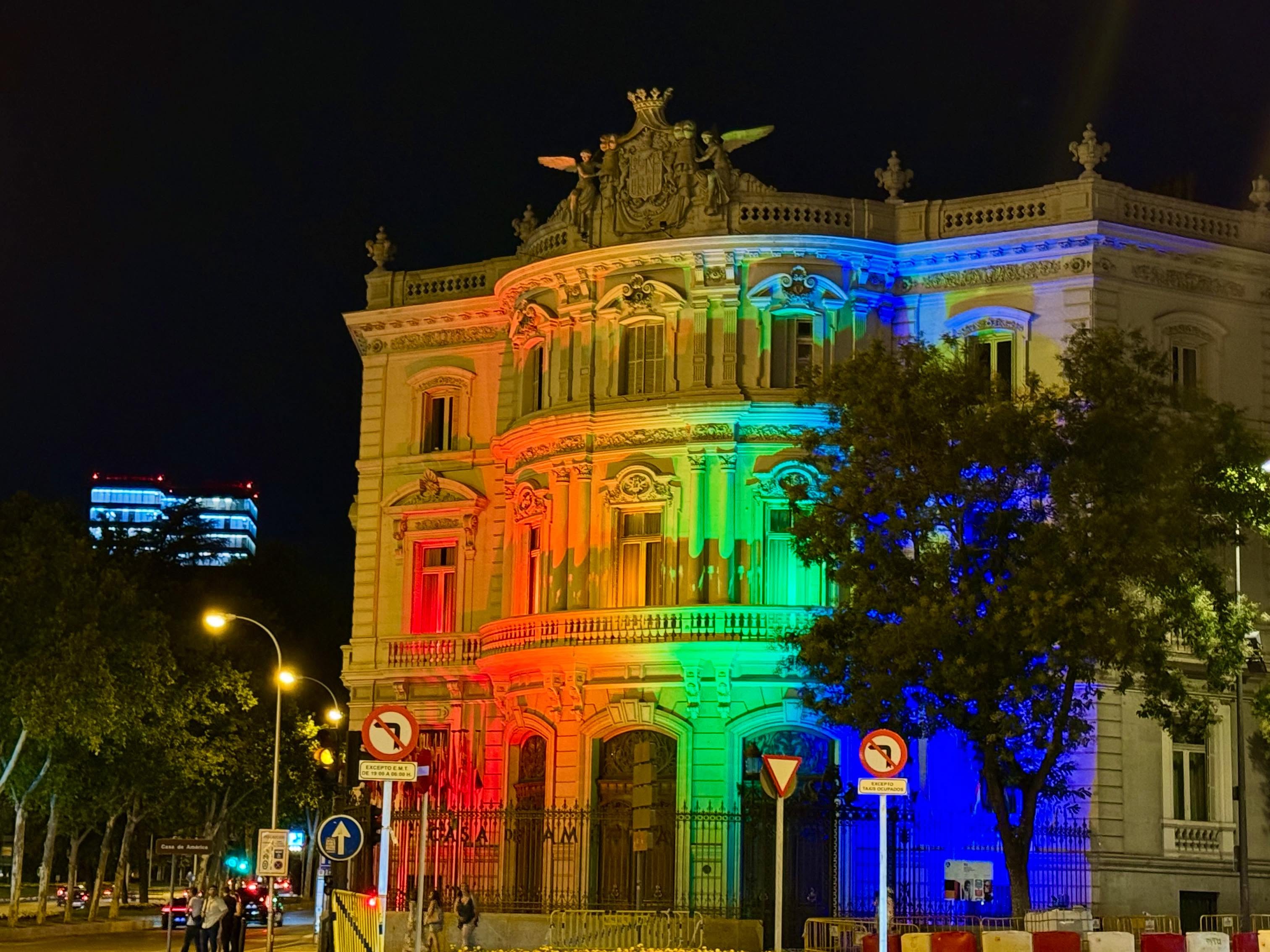 🏳️‍🌈 Del 26 de junio al 1 de julio, con motivo del Día Internacional del Orgullo #LGTBI y del #MesdelOrgullo iluminamos la fachada de la @casamerica, junto a otros edificios y monumentos de @MADRID, @comunidadmadrid y @exteriores.maec con la bandera #LGTBI.