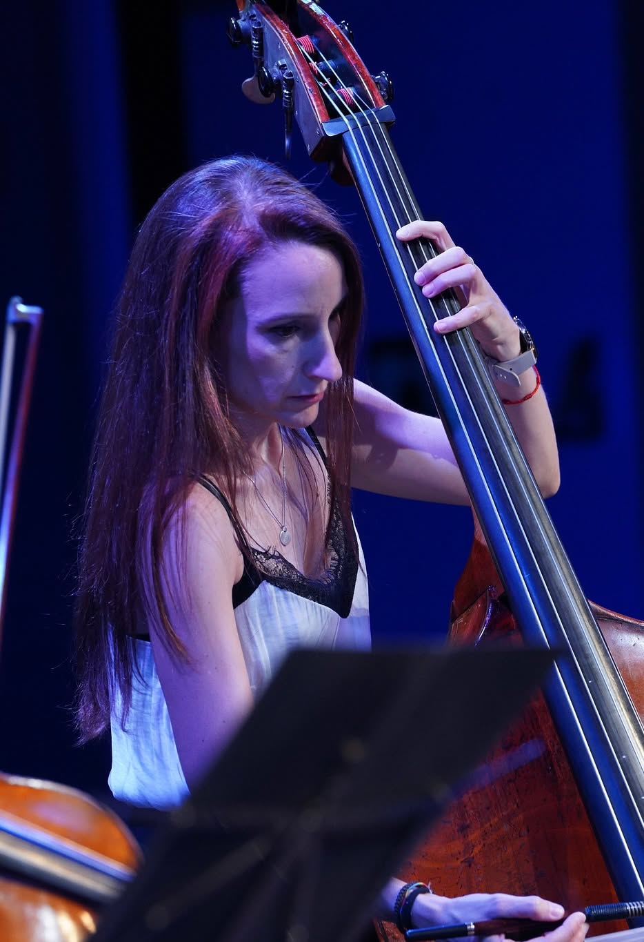🎼 La música también dialogó con la historia.

Sonor Ensemble, bajo la dirección de Luis Aguirre, interpretó un programa que reunió obras de George Gershwin, Aaron Copland, Yvonne Freckmann, Katrina Penman y Flores Chaviano, en un recorrido por la música del siglo XX y la creación contemporánea.

El concierto formó parte de las actividades conmemorativas del 250.º aniversario del nacimiento de los Estados Unidos, proponiendo un diálogo entre distintas tradiciones musicales del ámbito atlántico.

🤝 Con la Asociación Madrileña de Compositores (AMCC).