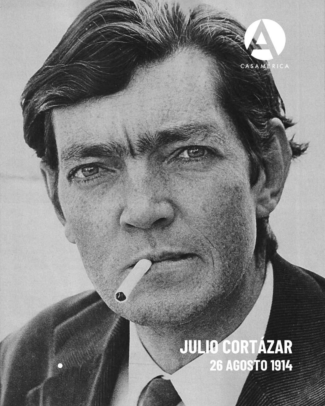 📚 Hay libros que no terminan cuando se cierra la última página.

En el aniversario del nacimiento de Julio Cortázar recordamos a uno de los autores fundamentales de la literatura en español, cuya obra sigue invitando a descubrir nuevas formas de leer, imaginar y mirar el mundo.

A lo largo de los años, Casa de América ha dedicado exposiciones, encuentros y actividades a su legado, que continúa siendo una referencia imprescindible de la cultura iberoamericana. 

#JulioCortázar #Literatura #Iberoamérica