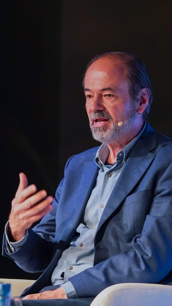 ⚽ Juan Villoro (@jvilloro) responde: preguntas rápidas sobre fútbol tras el Mundial de Estados Unidos, México y Canadá.

Aprovechamos su visita a Casa de América, dentro del Festival Centroamérica Cuenta 2026, para conversar con él.

#JuanVilloro #CentroaméricaCuenta #Fútbol #CasaDeAmérica