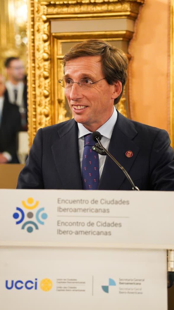 🌆 El futuro de las ciudades también se construye conversando.

Compartimos el cierre del II Encuentro de Ciudades Iberoamericanas, que reunió a autoridades locales de más de 30 ciudades para abordar los retos urbanos y la cooperación entre ellas.

👥 Con León de la Torre, @jorgemacri y @martinez_almeida_.
🤝 Con @ucci_iberoamerica, @segibdigital, @madrid y @buenosaires.