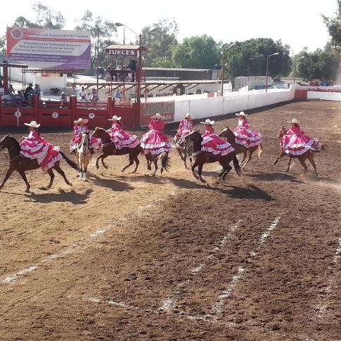 La mujer tiene participación en el deporte nacional en la escaramuza charra que es una rutina en equipo a caballo.