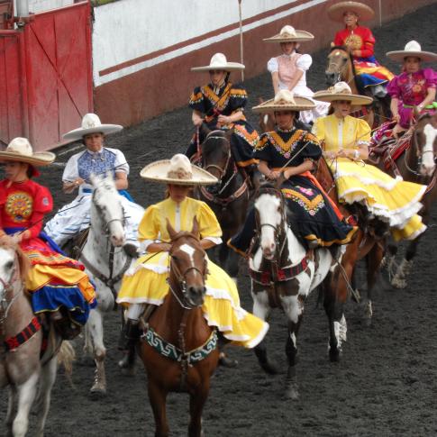Los vestidos de “Adelita” son coloridos y alegres.