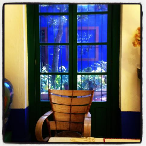 Vista interna de la casa de Frida. Esta era una de las sillas donde solía pintar.