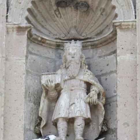 Figura del rey Melchor a la entrada del templo.
