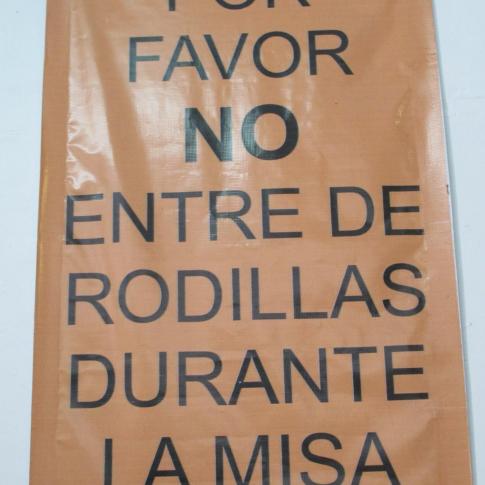 Cartel situado en la entrada del templo.