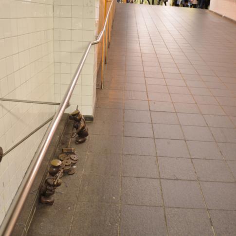 Estatuilla de Tom Otterness en el metro de Nueva York.