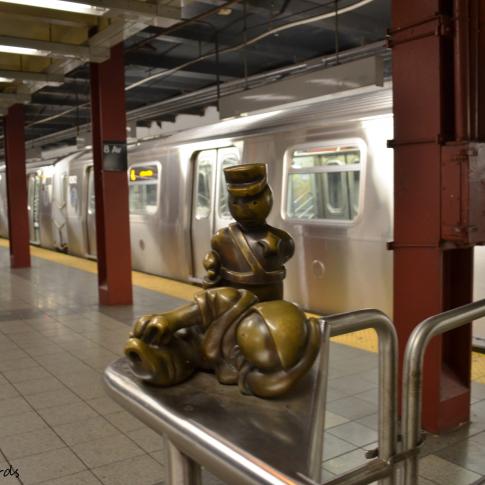 Estatuilla de Tom Otterness en el metro de Nueva York.