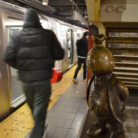 'Money bag head', estatuilla de Tom Otterness en el metro de Nueva York.