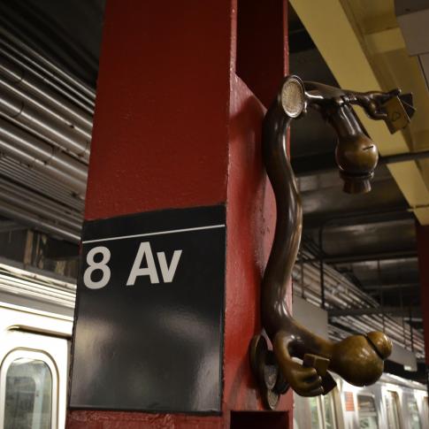 Estatuilla de Tom Otterness en el metro de Nueva York.