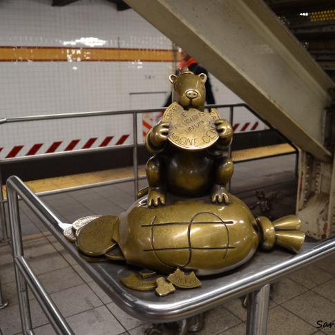 Estatuilla de Tom Otterness en el metro de Nueva York.