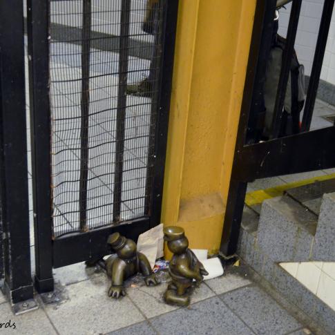 Estatuilla de Tom Otterness en el metro de Nueva York.