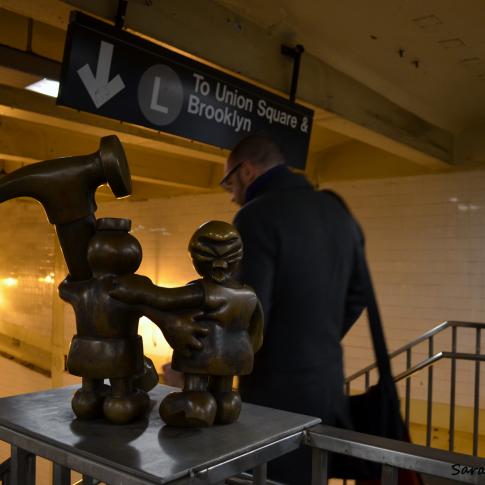 Estatuilla de Tom Otterness en el metro de Nueva York.