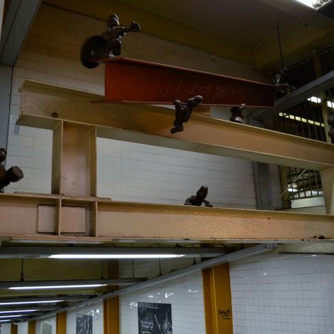 Estatuilla de Tom Otterness en el metro de Nueva York.