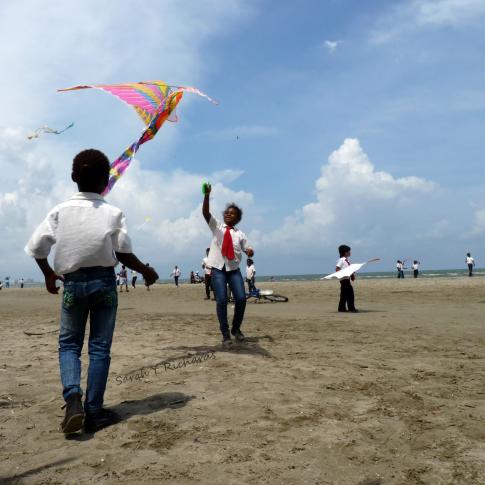 Niños volando un barrilete en Cartagena de Indias.