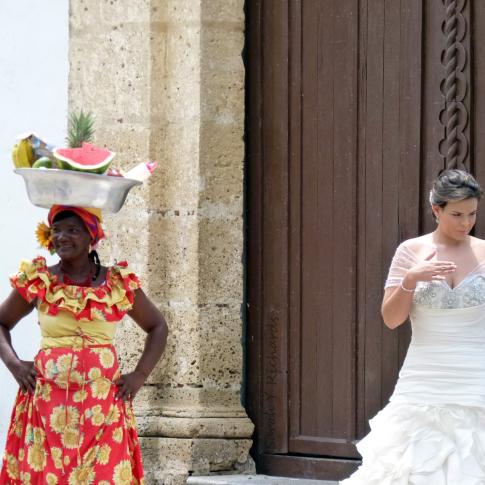 Dos mujeres en las calles de Cartagena de Indias.