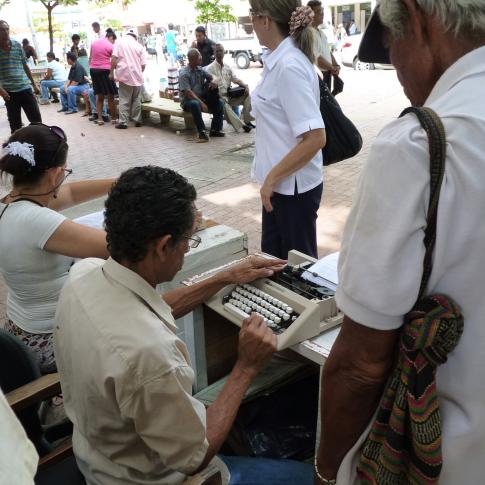 Mecanógrafos en el mercado de flores de Cartagena de Indias.
