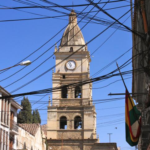 Catedral detrás de cables aéreos
