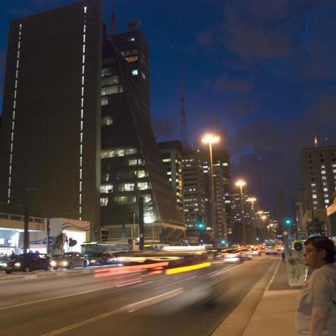 Ritmo nocturno de la Avenida Paulista